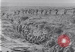 Standbild Amerikanische Truppen besetzen Gräben Belgien, 1918, aus Sekunde 20 historischem Filmmaterial Videoclip 65675027172