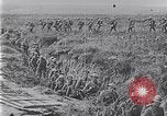 Standbild Amerikanische Truppen besetzen Gräben Belgien, 1918, aus Sekunde 21 historischem Filmmaterial Videoclip 65675027172
