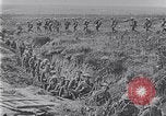 Standbild Amerikanische Truppen besetzen Gräben Belgien, 1918, aus Sekunde 22 historischem Filmmaterial Videoclip 65675027172