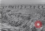 Standbild Amerikanische Truppen besetzen Gräben Belgien, 1918, aus Sekunde 23 historischem Filmmaterial Videoclip 65675027172