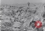 Standbild Amerikanische Truppen besetzen Gräben Belgien, 1918, aus Sekunde 24 historischem Filmmaterial Videoclip 65675027172