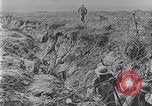 Standbild Amerikanische Truppen besetzen Gräben Belgien, 1918, aus Sekunde 25 historischem Filmmaterial Videoclip 65675027172