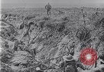 Standbild Amerikanische Truppen besetzen Gräben Belgien, 1918, aus Sekunde 26 historischem Filmmaterial Videoclip 65675027172