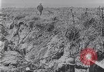 Standbild Amerikanische Truppen besetzen Gräben Belgien, 1918, aus Sekunde 27 historischem Filmmaterial Videoclip 65675027172
