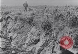 Standbild Amerikanische Truppen besetzen Gräben Belgien, 1918, aus Sekunde 28 historischem Filmmaterial Videoclip 65675027172