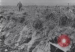 Standbild Amerikanische Truppen besetzen Gräben Belgien, 1918, aus Sekunde 29 historischem Filmmaterial Videoclip 65675027172