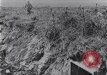 Standbild Amerikanische Truppen besetzen Gräben Belgien, 1918, aus Sekunde 30 historischem Filmmaterial Videoclip 65675027172