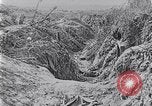 Standbild Amerikanische Truppen besetzen Gräben Belgien, 1918, aus Sekunde 31 historischem Filmmaterial Videoclip 65675027172
