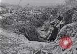 Standbild Amerikanische Truppen besetzen Gräben Belgien, 1918, aus Sekunde 34 historischem Filmmaterial Videoclip 65675027172