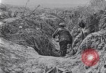 Standbild Amerikanische Truppen besetzen Gräben Belgien, 1918, aus Sekunde 35 historischem Filmmaterial Videoclip 65675027172