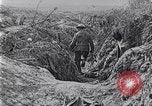 Standbild Amerikanische Truppen besetzen Gräben Belgien, 1918, aus Sekunde 36 historischem Filmmaterial Videoclip 65675027172