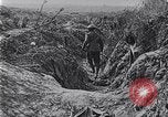 Standbild Amerikanische Truppen besetzen Gräben Belgien, 1918, aus Sekunde 37 historischem Filmmaterial Videoclip 65675027172