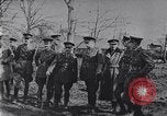 Standbild Amerikanische Truppen besetzen Gräben Belgien, 1918, aus Sekunde 42 historischem Filmmaterial Videoclip 65675027172