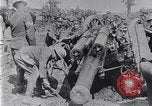 Standbild Amerikanische Truppen besetzen Gräben Belgien, 1918, aus Sekunde 52 historischem Filmmaterial Videoclip 65675027172