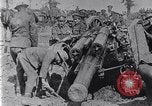 Standbild Amerikanische Truppen besetzen Gräben Belgien, 1918, aus Sekunde 53 historischem Filmmaterial Videoclip 65675027172