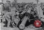 Standbild Amerikanische Truppen besetzen Gräben Belgien, 1918, aus Sekunde 56 historischem Filmmaterial Videoclip 65675027172