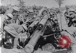 Standbild Amerikanische Truppen besetzen Gräben Belgien, 1918, aus Sekunde 60 historischem Filmmaterial Videoclip 65675027172