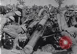 Standbild Amerikanische Truppen besetzen Gräben Belgien, 1918, aus Sekunde 61 historischem Filmmaterial Videoclip 65675027172