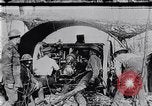 Standbild Vielfalt der britischen Artillerie Kanonen feuern Western Front, 1918, aus Sekunde 23 historischem Filmmaterial Videoclip 65675027173