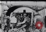 Standbild Vielfalt der britischen Artillerie Kanonen feuern Western Front, 1918, aus Sekunde 24 historischem Filmmaterial Videoclip 65675027173