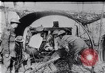 Standbild Vielfalt der britischen Artillerie Kanonen feuern Western Front, 1918, aus Sekunde 25 historischem Filmmaterial Videoclip 65675027173