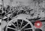 Standbild Vielfalt der britischen Artillerie Kanonen feuern Western Front, 1918, aus Sekunde 35 historischem Filmmaterial Videoclip 65675027173