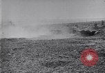 Standbild Vielfalt der britischen Artillerie Kanonen feuern Western Front, 1918, aus Sekunde 43 historischem Filmmaterial Videoclip 65675027173