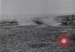 Standbild Vielfalt der britischen Artillerie Kanonen feuern Western Front, 1918, aus Sekunde 45 historischem Filmmaterial Videoclip 65675027173