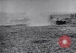Standbild Vielfalt der britischen Artillerie Kanonen feuern Western Front, 1918, aus Sekunde 56 historischem Filmmaterial Videoclip 65675027173
