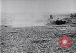 Standbild Vielfalt der britischen Artillerie Kanonen feuern Western Front, 1918, aus Sekunde 57 historischem Filmmaterial Videoclip 65675027173