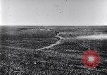Standbild britische Kavallerie Flandern Belgien, 1917, aus Sekunde 23 historischem Filmmaterial Videoclip 65675027174