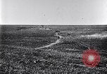 Standbild britische Kavallerie Flandern Belgien, 1917, aus Sekunde 26 historischem Filmmaterial Videoclip 65675027174