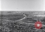 Standbild britische Kavallerie Flandern Belgien, 1917, aus Sekunde 29 historischem Filmmaterial Videoclip 65675027174