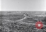Standbild britische Kavallerie Flandern Belgien, 1917, aus Sekunde 30 historischem Filmmaterial Videoclip 65675027174