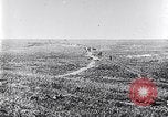 Standbild britische Kavallerie Flandern Belgien, 1917, aus Sekunde 32 historischem Filmmaterial Videoclip 65675027174