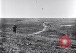 Standbild britische Kavallerie Flandern Belgien, 1917, aus Sekunde 35 historischem Filmmaterial Videoclip 65675027174