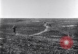 Standbild britische Kavallerie Flandern Belgien, 1917, aus Sekunde 36 historischem Filmmaterial Videoclip 65675027174