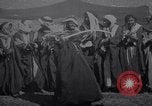 Standbild Beduinen Mädchen tanzen Türkei, 1914, aus Sekunde 20 historischem Filmmaterial Videoclip 65675027177