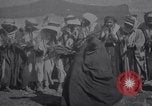 Standbild Beduinen Mädchen tanzen Türkei, 1914, aus Sekunde 25 historischem Filmmaterial Videoclip 65675027177
