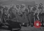 Standbild Beduinen Mädchen tanzen Türkei, 1914, aus Sekunde 26 historischem Filmmaterial Videoclip 65675027177