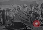 Standbild Beduinen Mädchen tanzen Türkei, 1914, aus Sekunde 30 historischem Filmmaterial Videoclip 65675027177