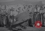 Standbild Beduinen Mädchen tanzen Türkei, 1914, aus Sekunde 35 historischem Filmmaterial Videoclip 65675027177