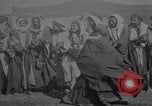 Standbild Beduinen Mädchen tanzen Türkei, 1914, aus Sekunde 38 historischem Filmmaterial Videoclip 65675027177
