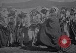 Standbild Beduinen Mädchen tanzen Türkei, 1914, aus Sekunde 39 historischem Filmmaterial Videoclip 65675027177