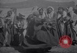 Standbild Beduinen Mädchen tanzen Türkei, 1914, aus Sekunde 40 historischem Filmmaterial Videoclip 65675027177