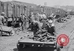 Image les femmes britanniques effectuant du travail du temps de guerre Royaume-Uni, 1916, de la seconde 8 séquences d'archives historiques vidéo 65675027180