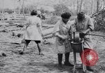 Image les femmes britanniques effectuant du travail du temps de guerre Royaume-Uni, 1916, de la seconde 17 séquences d'archives historiques vidéo 65675027180