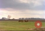 Immagine di Trattore visto da treno Amtrak United States USA, 1985, secondo 3 filmato di repertorio 65675027196