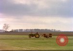 Immagine di Trattore visto da treno Amtrak United States USA, 1985, secondo 6 filmato di repertorio 65675027196