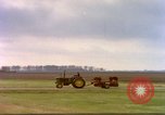 Immagine di Trattore visto da treno Amtrak United States USA, 1985, secondo 7 filmato di repertorio 65675027196